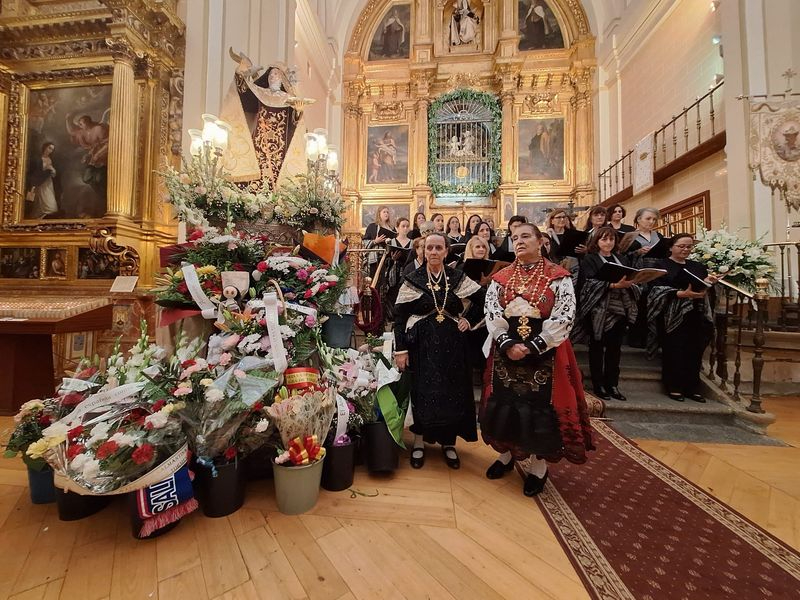Flores coloridas para homenajear a Santa Teresa