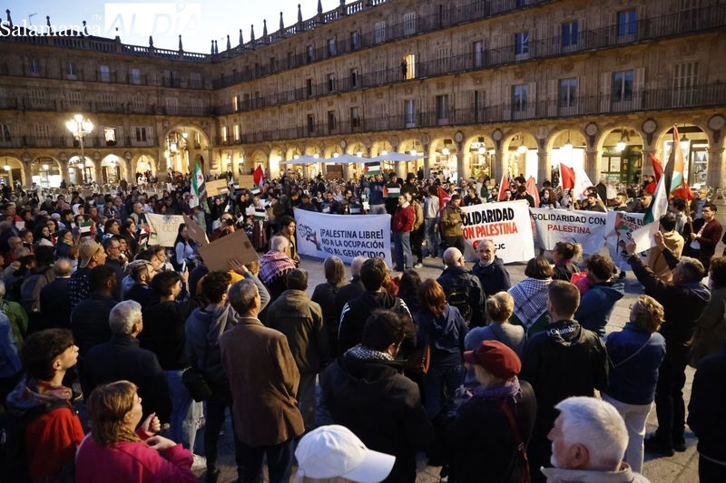 Multitudinaria concentración en la Plaza Mayor de Salamanca para apoyar a Palestina