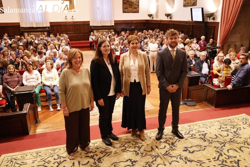 Lleno en el Paraninfo para dar la bienvenida a un nuevo curso de la Universidad de la Experiencia