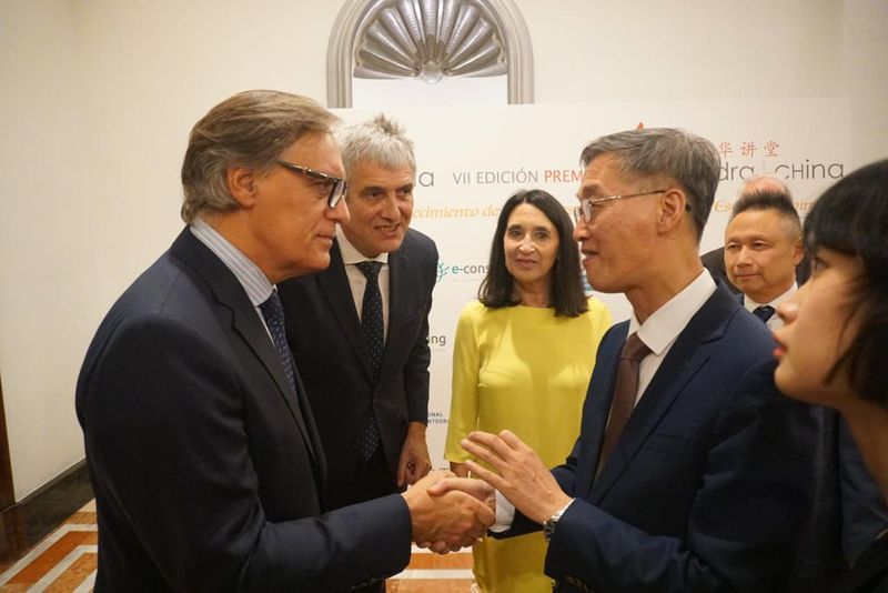 García Carbayo recoge el premio Cátedra China al Ayuntamiento de Salamanca y destaca el intercambio cultural entre la ciudad y el país asiático   