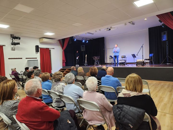 Los vecinos de Castellanos de Moriscos disfrutan de un concierto muy especial 