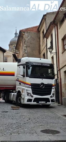 Un camión atascado en la calle Tentenecio