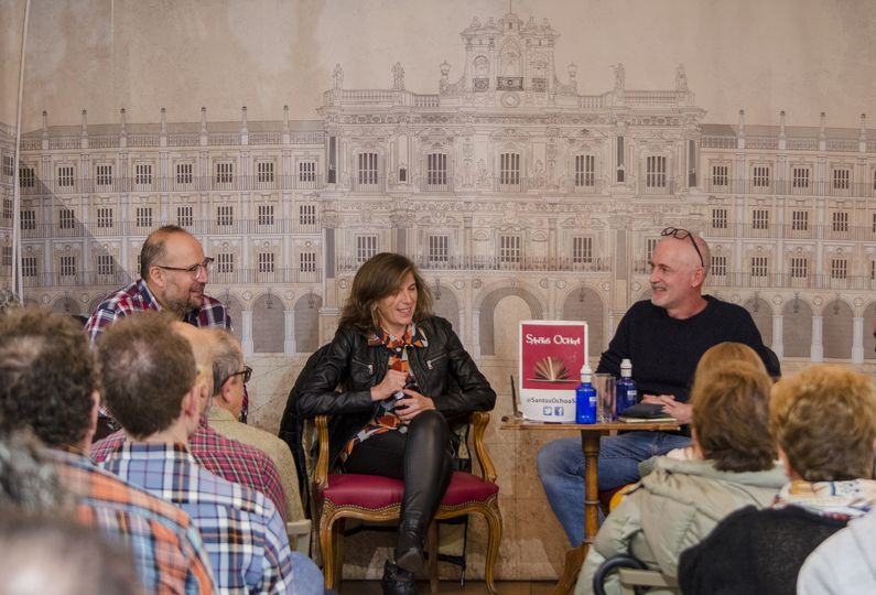  José Ángel Mañas presenta su libro sobre Berenguela con gran asistencia de público en la librería Santos Ochoa