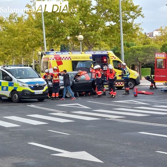 Una mujer atrapada tras la brutal colisión entre dos vehículos en la calle La Bañeza con Valles Mineros 