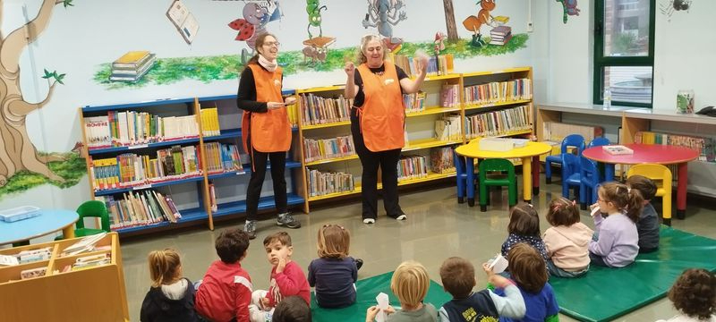 Niños y mayores de Carbajosa disfrutan de la Semana de la Biblioteca