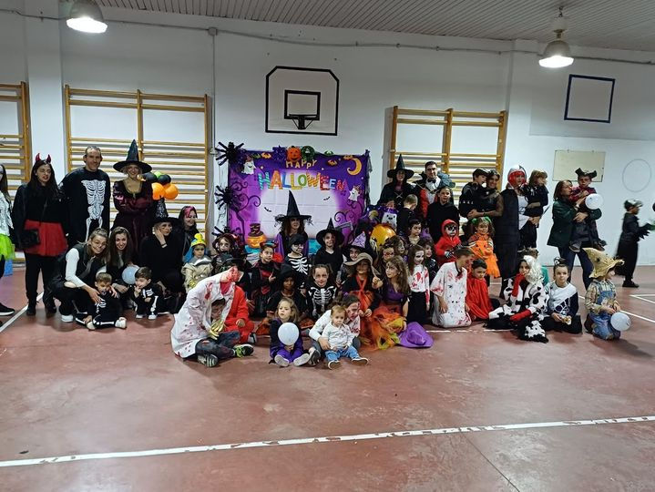 Padres y alumnos del Colegio Antonio Machado disfrutan de una tarde de Halloween terrorífica