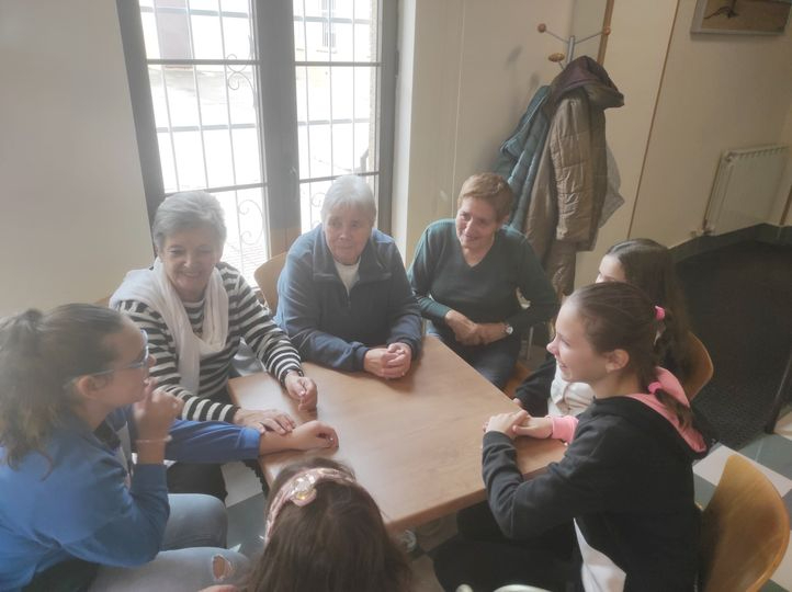  Niños y mayores de Carbajosa disfrutan de una actividad conjunta con motivo de la Semana de la Biblioteca
