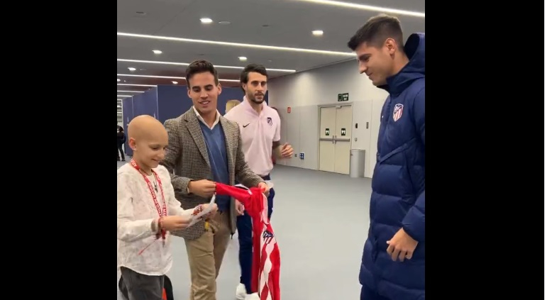 El emotivo vídeo de M4RÍA jugando con Morata en el Metropolitano: Simeone, Griezmann, Mario Hermoso o Koke también le dan cariño