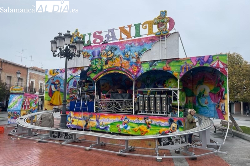 Peñaranda comienza a vestirse de Navidad, con la que llega el ‘Gusanito Loco’ a la Plaza de España