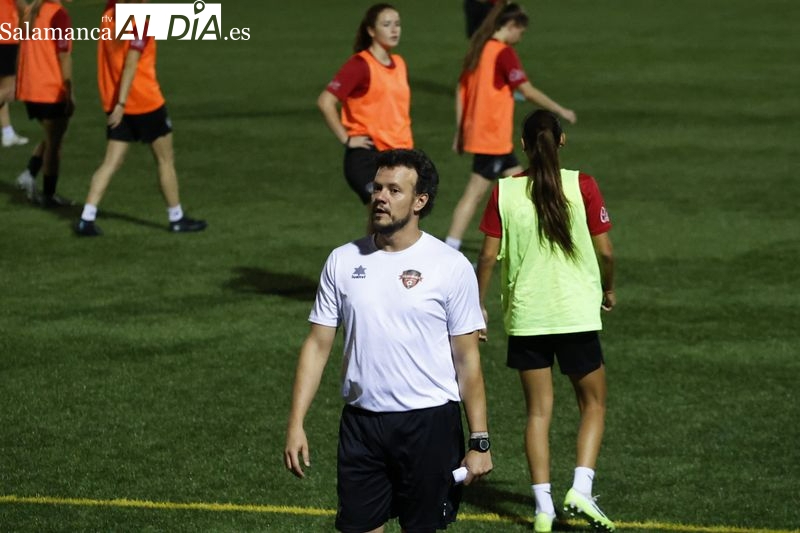 Toni Sánchez: Es una experiencia muy bonita y soñaba con enfrentarme a rivales así cada semana con mis jugadoras del Salamanca FF