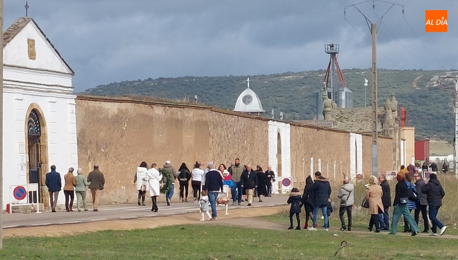 Los residentes habituales en Miróbriga y comarca cumplen con la tradición de acercarse a los camposantos