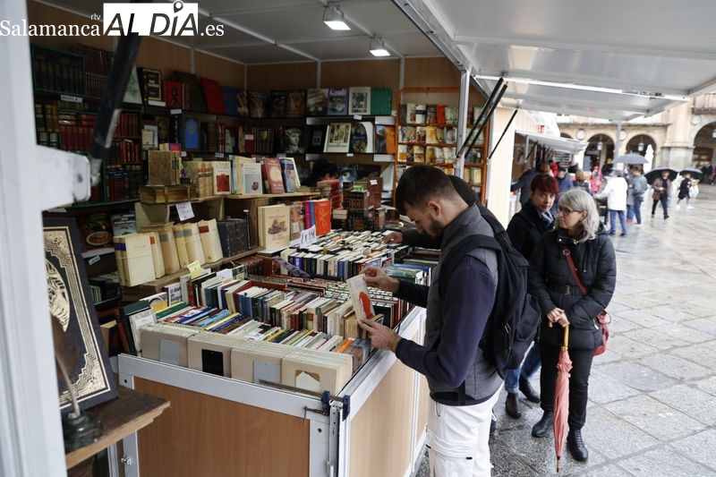 La Feria del Libro Antiguo y de Ocasión abre sus puertas en la Plaza Mayor de Salamanca