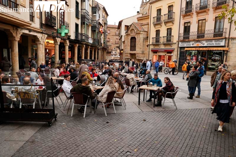 Los salmantinos disfrutan del domingo en el centro de la ciudad