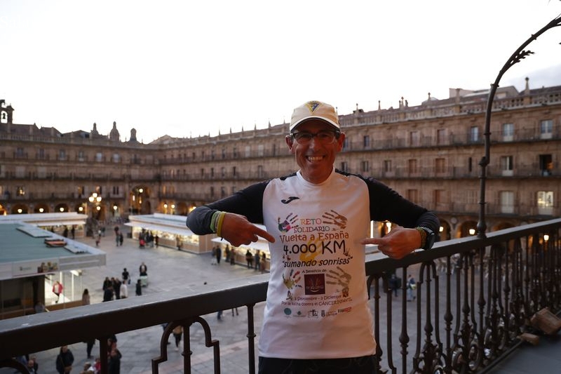 Salamanca recibe a José Antonio Nieto, que recorre España a pie ‘Sumando sonrisas’ por el cáncer infantil