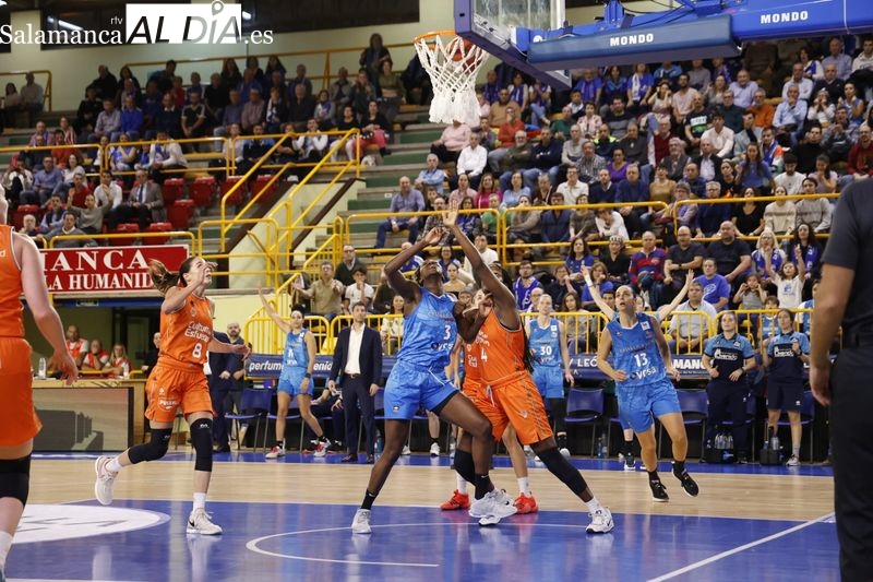 Koné sale investida de Würzburg como nueva reina del Perfumerías Avenida en un gran triunfo ante el Valencia Basket (71-56)