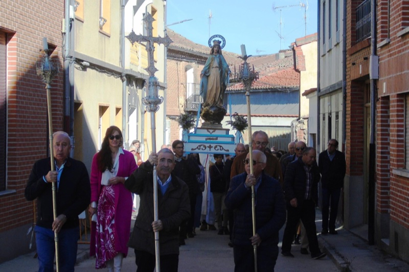 La Virgen Milagrosa vuelve a las calles de Macotera junto a numerosos fieles