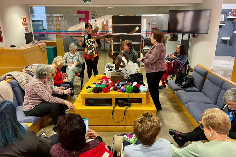 ¿Quieres colaborar con el gran árbol de Navidad del grupo Ganchilleras en Acción? Ya está abierto a todos los vecinos