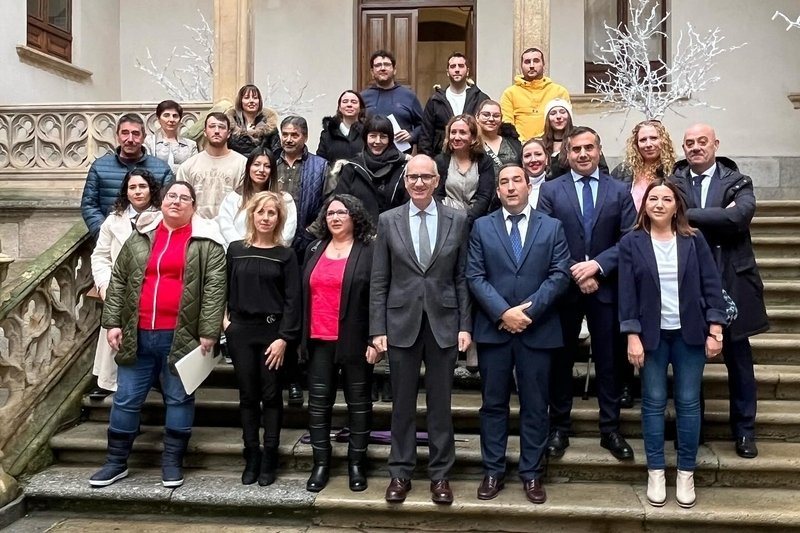 Los alumnos del programa de Formación y Empleo Cocina y catering de Hinojosa reciben sus diplomas