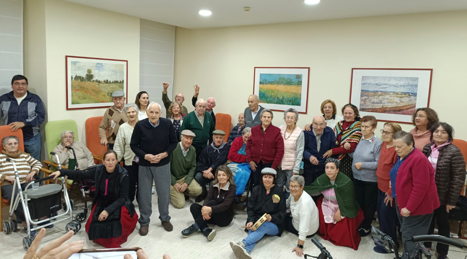 Bailes y sonrisas durante la animada castañada en la residencia Santa Ana de Macotera