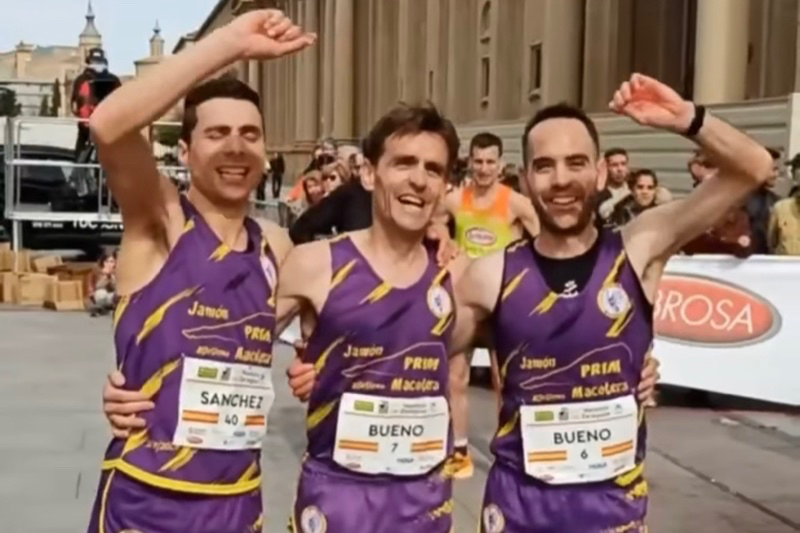 La camiseta ‘morada’ con el escudo de San Roque del Club Atletismo Macotera, nominada por la RFEA 
