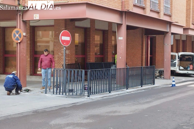 Instaladas unas barandillas de seguridad en el cruce entre la calle Carmen y la Plaza de España