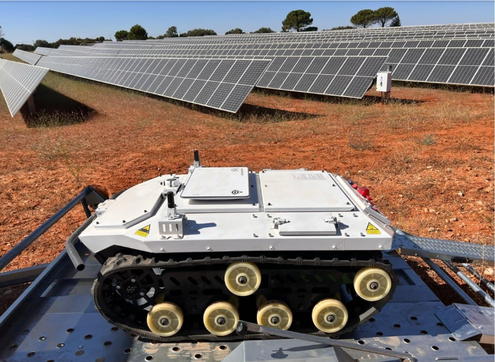 El robot diseñado en Salamanca para gestionar grandes plantas fotovoltaicas