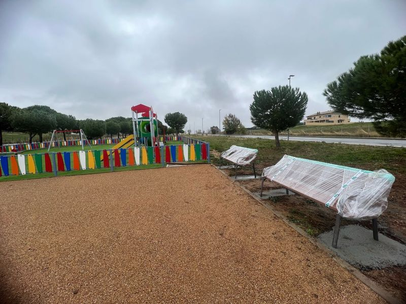 El Ayuntamiento de Carbajosa instala 21 nuevos bancos en los parques infantiles