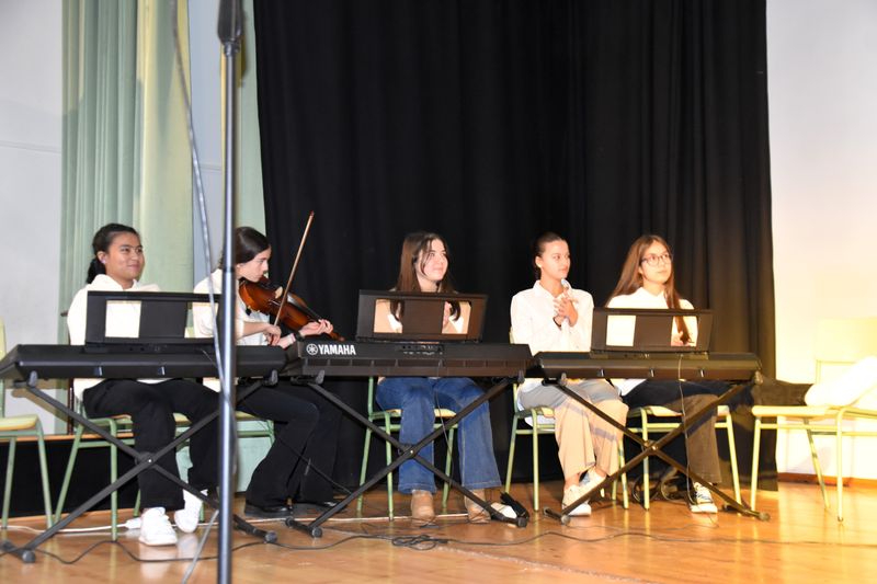 El IES Mateo Hernández celebra Santa Cecilia con música charra y gitana de la mano de José Ramón Cid Cebrián y Nano Serrano