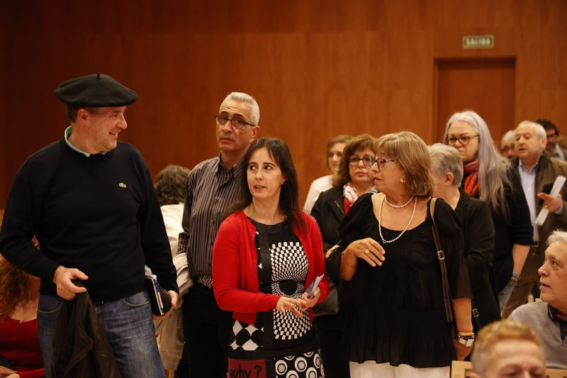 Asociaciones de vecinos y otras entidades debaten sobre el futuro de Salamanca