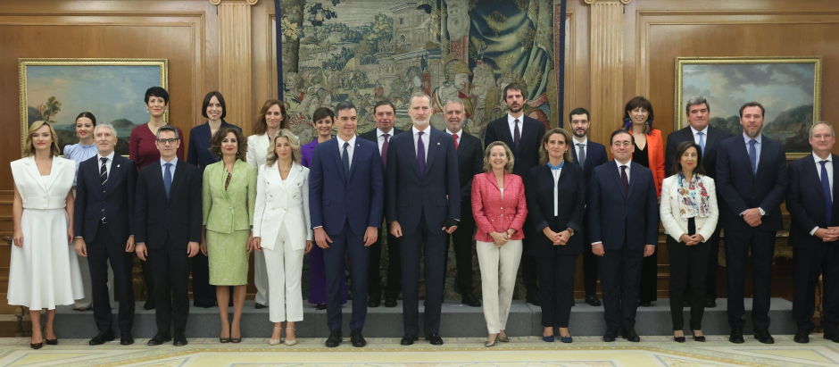 Del latín ministerium, que significa servicio