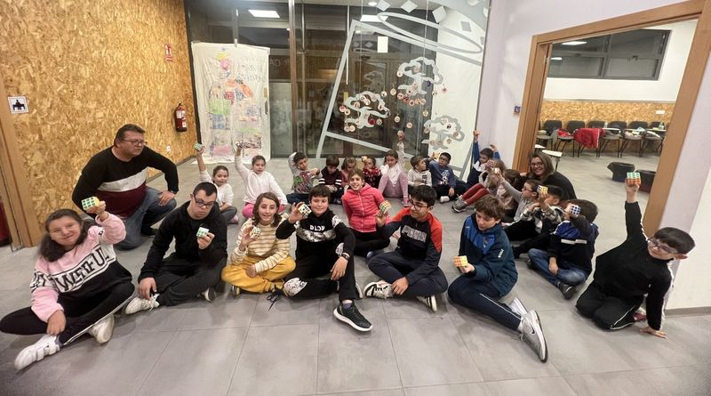 Cubos de Rubik especiales en Carbajosa para celebrar el Día de los Derechos de la Infancia