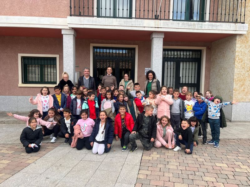 Los escolares del colegio Pablo Picasso visitan el Ayuntamiento de Carbajosa