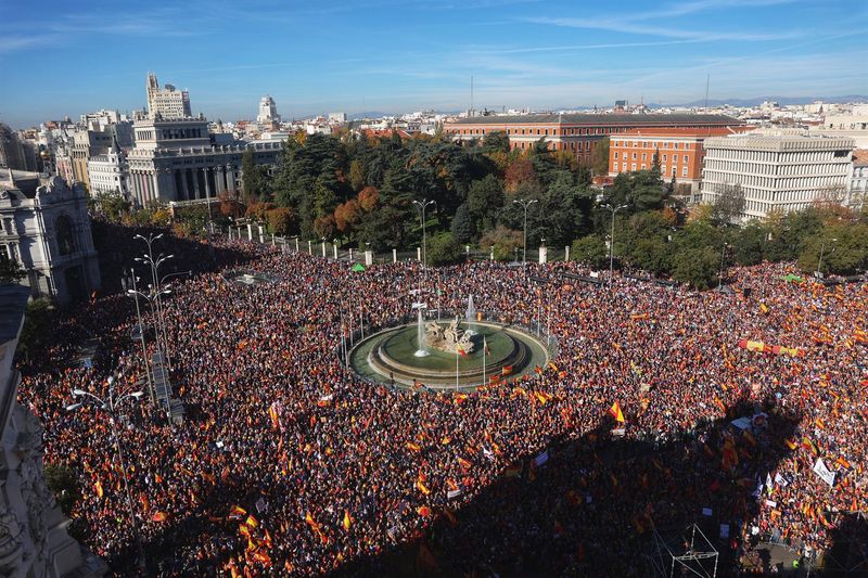 Miles de personas abarrotan Cibeles en Madrid para protestar contra la amnistía 