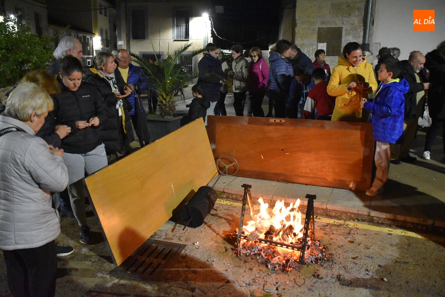 Una castañada completa la histórica velada de San Andrés en honor al santo que le da nombre