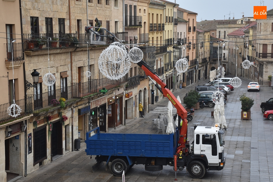 El cielo de la Plaza Mayor se empieza a cubrir de esferas