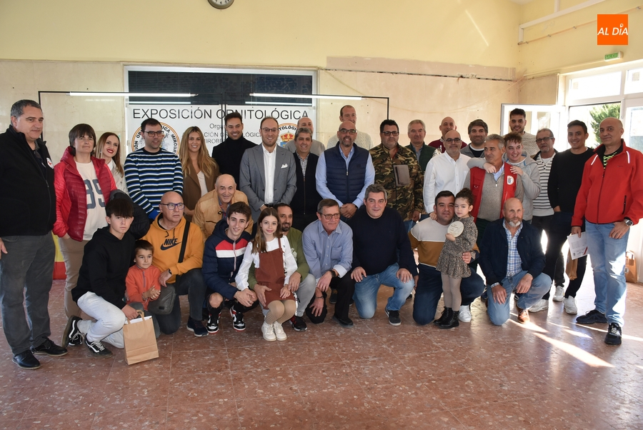 Distinguidos cerca de una treintena de criadores en la clausura del 12º Concurso Ornitológico