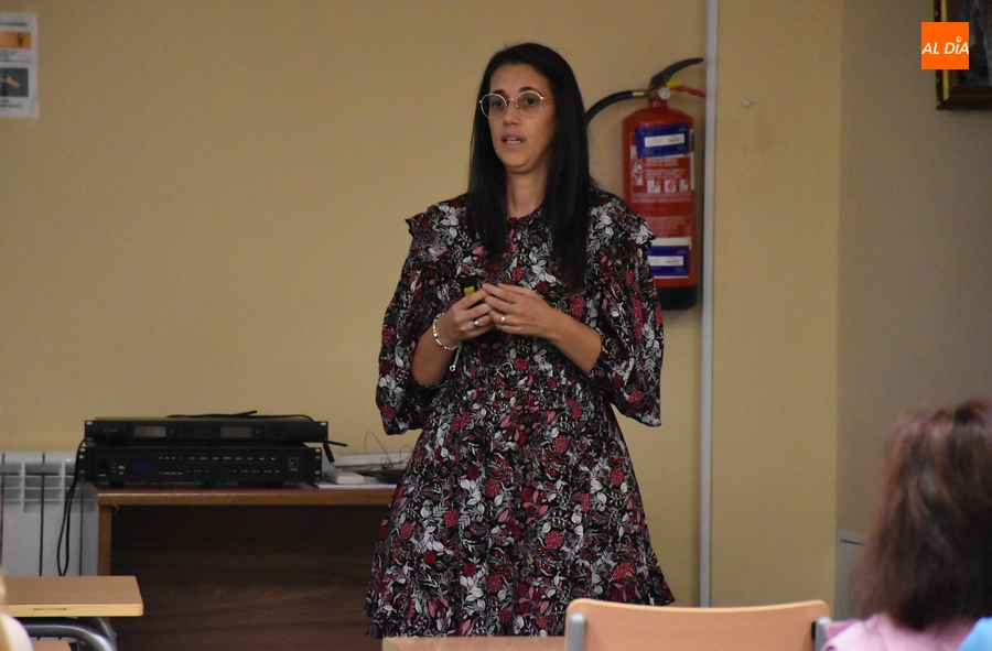 La enfermera Elena Calvo explica los cuidados que precisan los enfermos de alzheimer