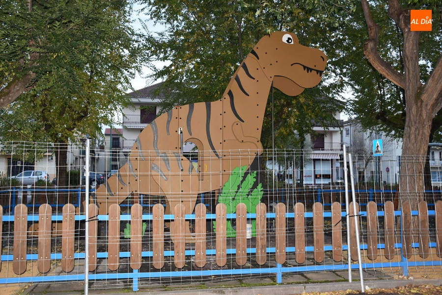 Un gran dinosaurio pasa a dominar el triple parque infantil de la Avenida de Salamanca