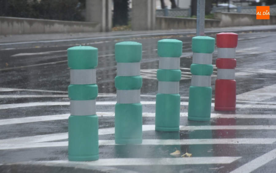 Los bolardos sustituyen a las ‘new jersey’ en la Avenida de España