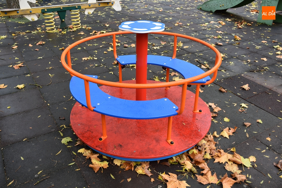 El parque infantil Dionisia Repila incorpora un nuevo juego giratorio