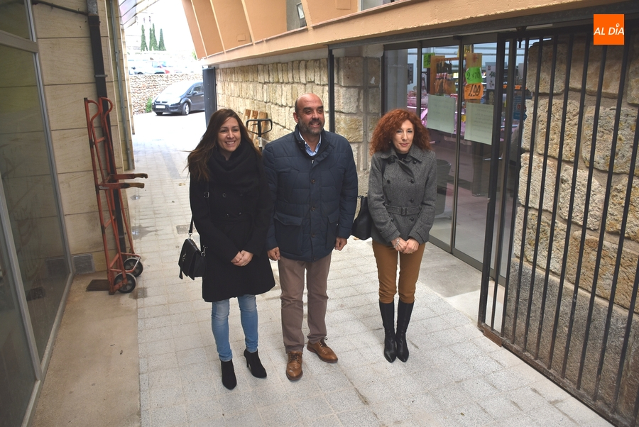 Completada la sustitución del suelo del pasillo entre El Badulake y el Mercado de Abastos