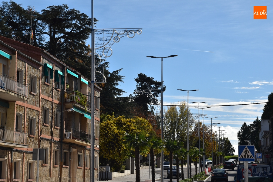 La reforma de la Avenida de España propicia un cambio en su look navideño
