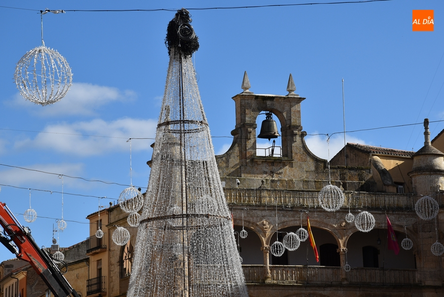 La Plaza Mayor da la bienvenida, quizá por última vez, a su gran árbol de Navidad