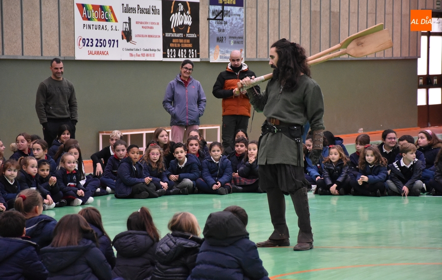 El barquero Ferrán Pacheco empieza a relatar la historia del Puente Mayor a los escolares