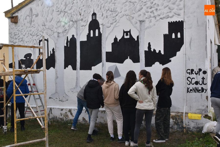 Mañana especial para el Grupo Scout nombrando nuevos miembros de honor y restaurando su mural