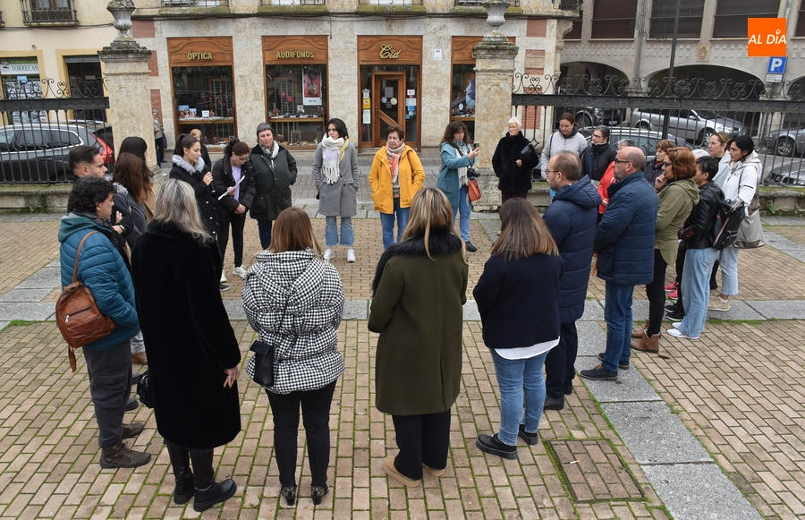 Los niños plasman sus pensamientos en la calle con motivo del Día Internacional de la Infancia