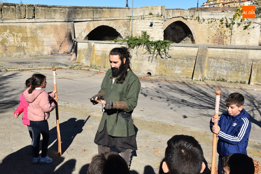 El entorno del Puente Mayor acoge la obra sobre sus 250 años de historia