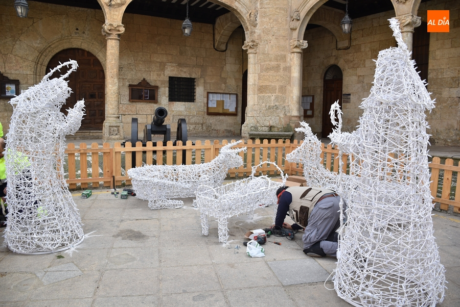 Instalado el nacimiento que presidirá la Navidad a los pies de la Casa Consistorial