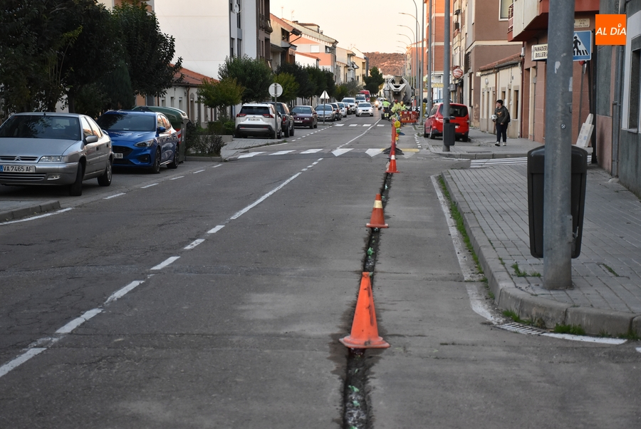 Abierta una microzanja en un amplio tramo de la calle Santa Clara para introducir fibra