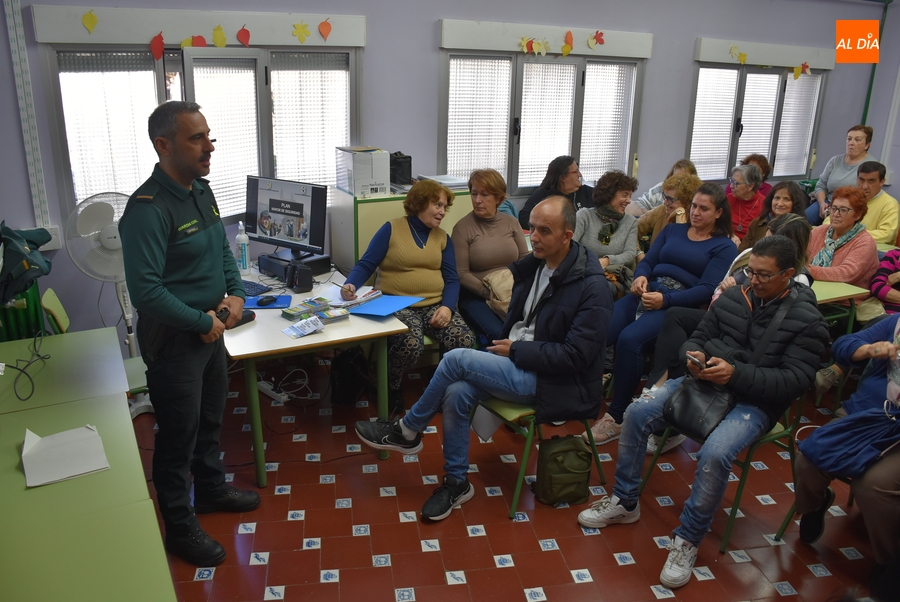 La Guardia Civil imparte una charla sobre timos y estafas a alumnos de la Escuela de Adultos